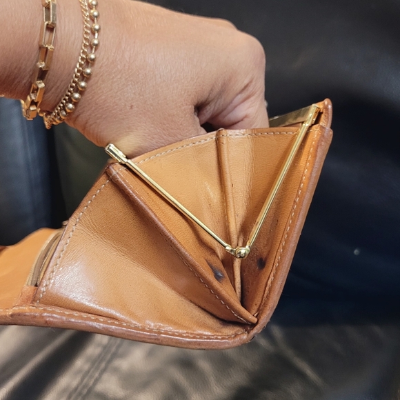 Good used condition Vintage Celine Triomphe Long Wallet with kisslock - Picture 8 of 16